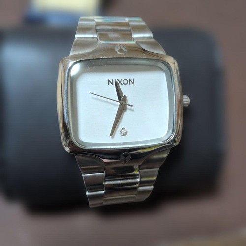 Nixon watch the player working - nixon,